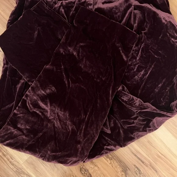 Pleated Tapered Pants in Velvet
Size 12 burgundy
Loft brand - Picture 7 of 8
